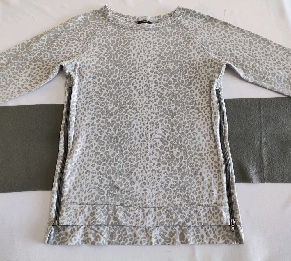 Stella & Dot The Zip Leopard Print Gray Pullover Sweater Side Zippers Sz S Shirt